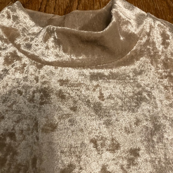 👚(bundle 4 items w/👚for $16) Pullover top by Willow & Root - Picture 4 of 7